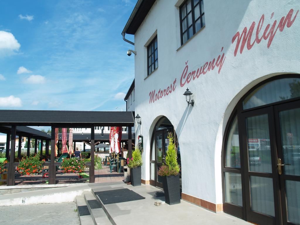 Hotel Cerveny Mlyn Tisnov Exterior foto