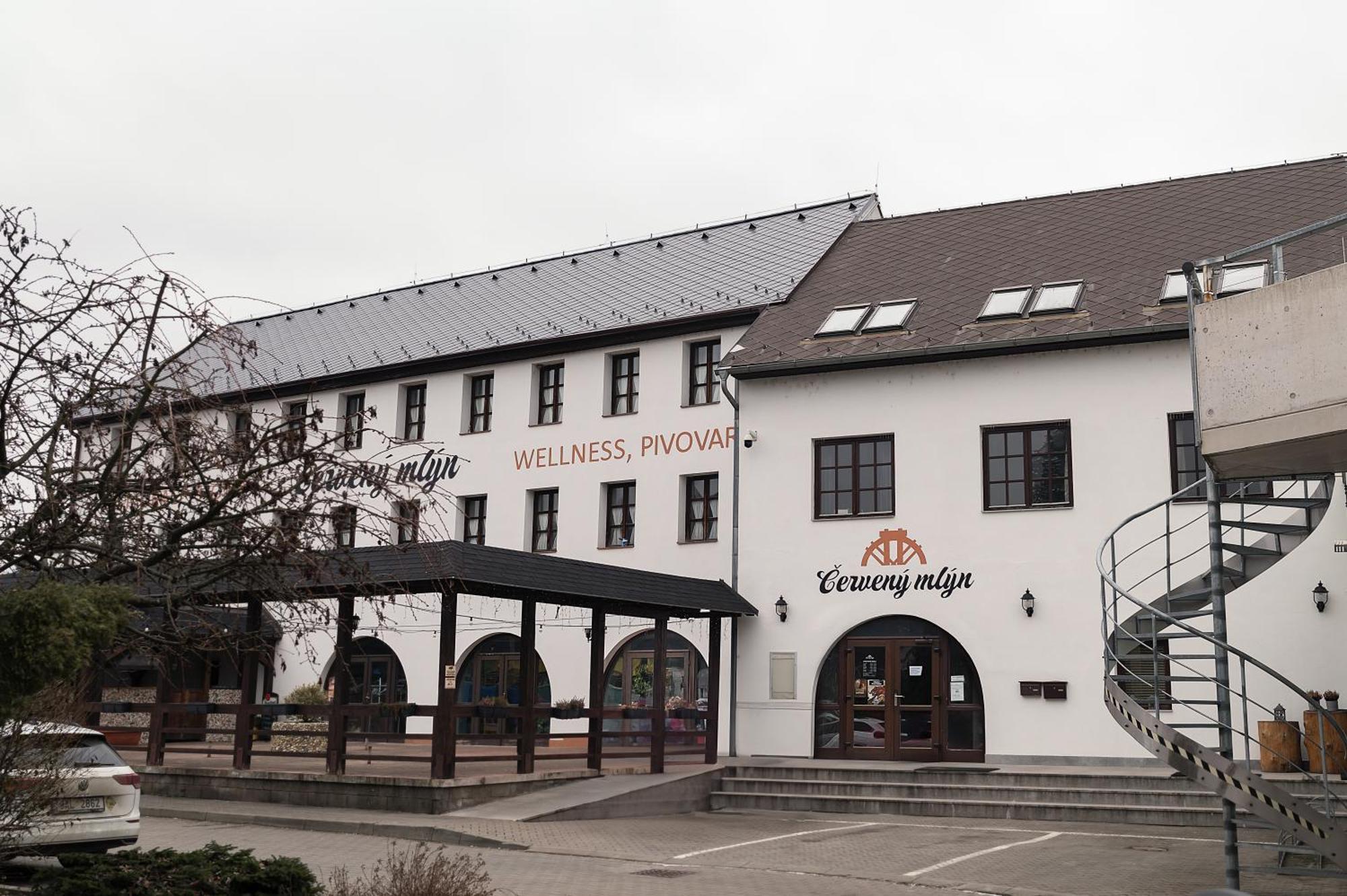 Hotel Cerveny Mlyn Tisnov Exterior foto